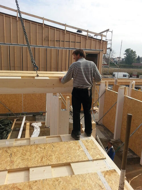 Bei der Montage von Holzbauteilen © Deutsche Bundesstiftung Umwelt