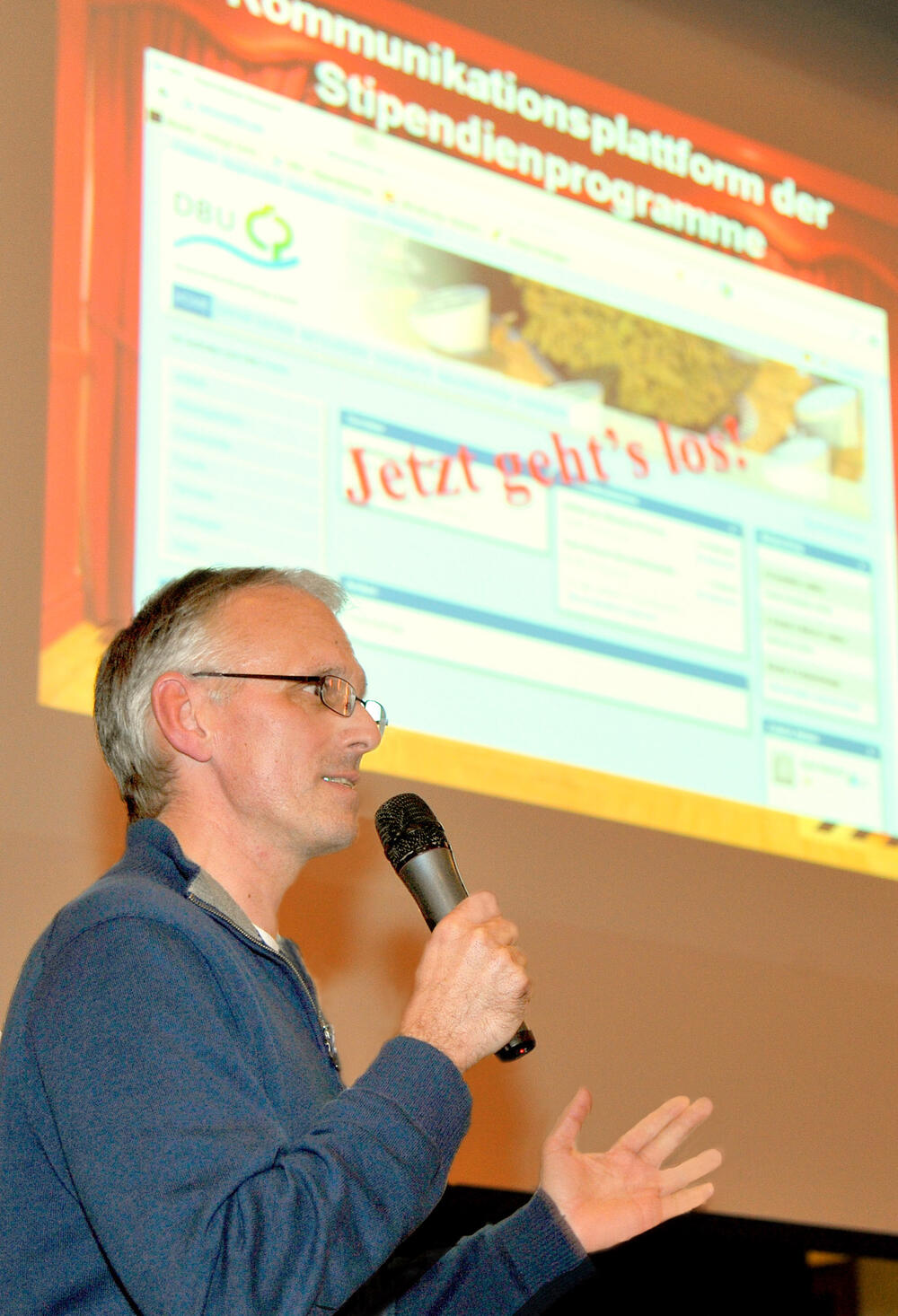 Dr. Volker Wachendörfer gibt den Startschuss für die neue Kommunikationsplattform 