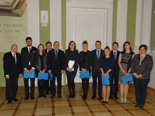 Gruppenbild mit den neuen polnischen MOE-StipendiatInnen (links Prof. Nowicki, rechts Dr. Nicole Freyer-Wille)  