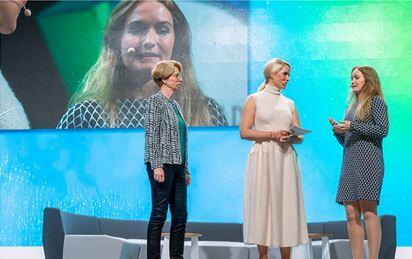 Ehemalige DBU-Stipendiatin und Umweltpreis-Jurymitglied Bettina Lorenz (rechts) im Gespräch mit Moderation Judith Rakers (Mitte)  © DBU