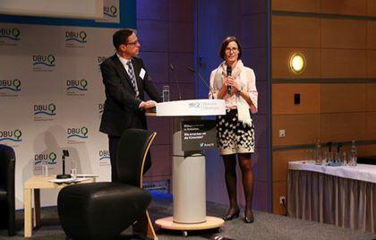 Die ehemalige DBU-Stipendiatin Ronja Ritthaler-Andree mit dem Moderator Gregor Steinbrenner beim Umweltpreis-Symposium 2018  © Deutsche Bundesstiftung Umwelt