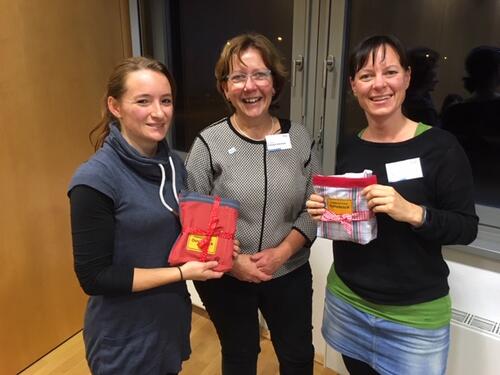 Verabschiedung von Maria Loebjinski (links) und Ulrike Hiltner (rechts) auf dem Sprechertreffen am 26.10.2018 in Erfurt durch Dr. Hedda Schlegel-Starmann  © Deutsche Bundesstiftung Umwelt, Christine Busch
