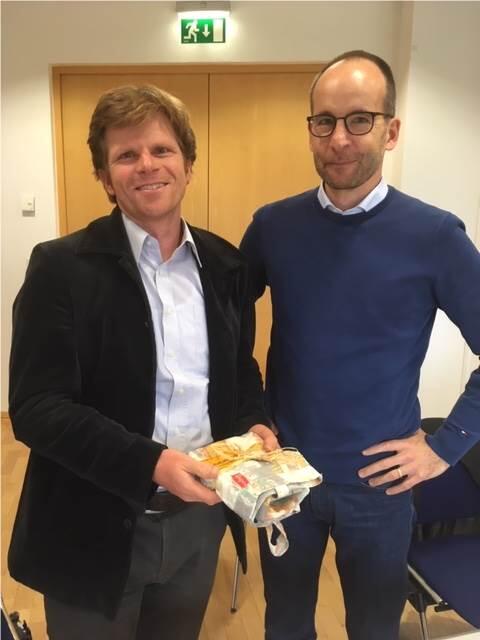 Verabschiedung von Dr. Martin Köppel (links) auf der Beiratssitzung am 27.10.2018 in Erfurt durch Dr. Hans-Christian Schaefer  © Deutsche Bundesstiftung Umwelt, Christine Busch