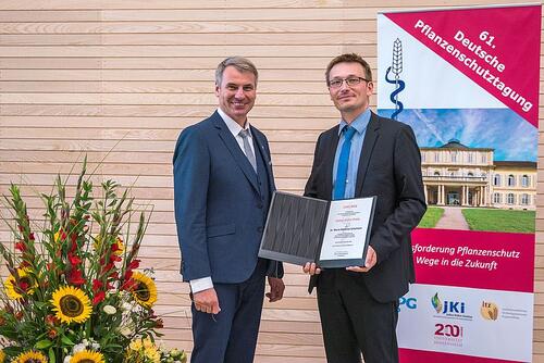 Verleihung Julius-Kühn-Preis der DPG an Nachwuchswissenschaftler Dr. Mario Schumann (re) durch Dr. Gerd Stammler, 2. Vorsitz. DPG © Robert Zech
