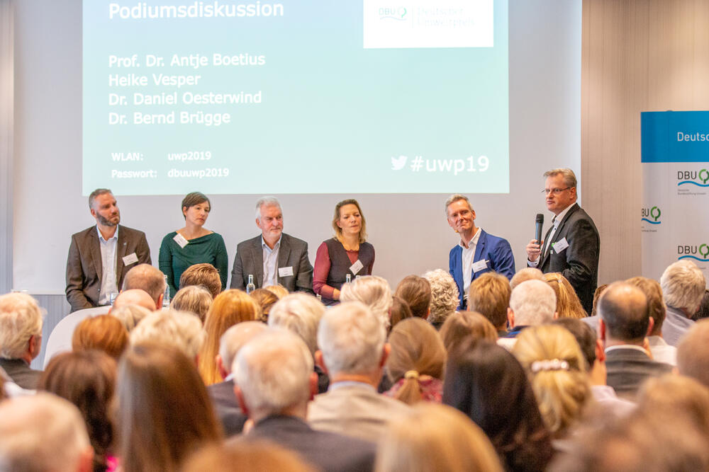 Der ehemalige DBU-Promotionsstipendiat Dr. Daniel Oesterwind (1. v. l.) beim Umweltpreis-Symposium 2019  © DBU, Jan Rüter
