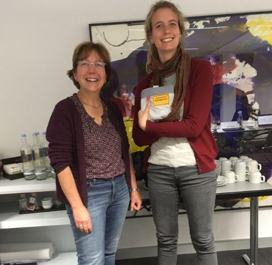 Verabschiedung von Sophia Stark (rechts) auf dem Sprechertreffen am 25.10.2019 in Mannheim durch Dr. Hedda Schlegel-Starmann  © DBU, Christine Busch