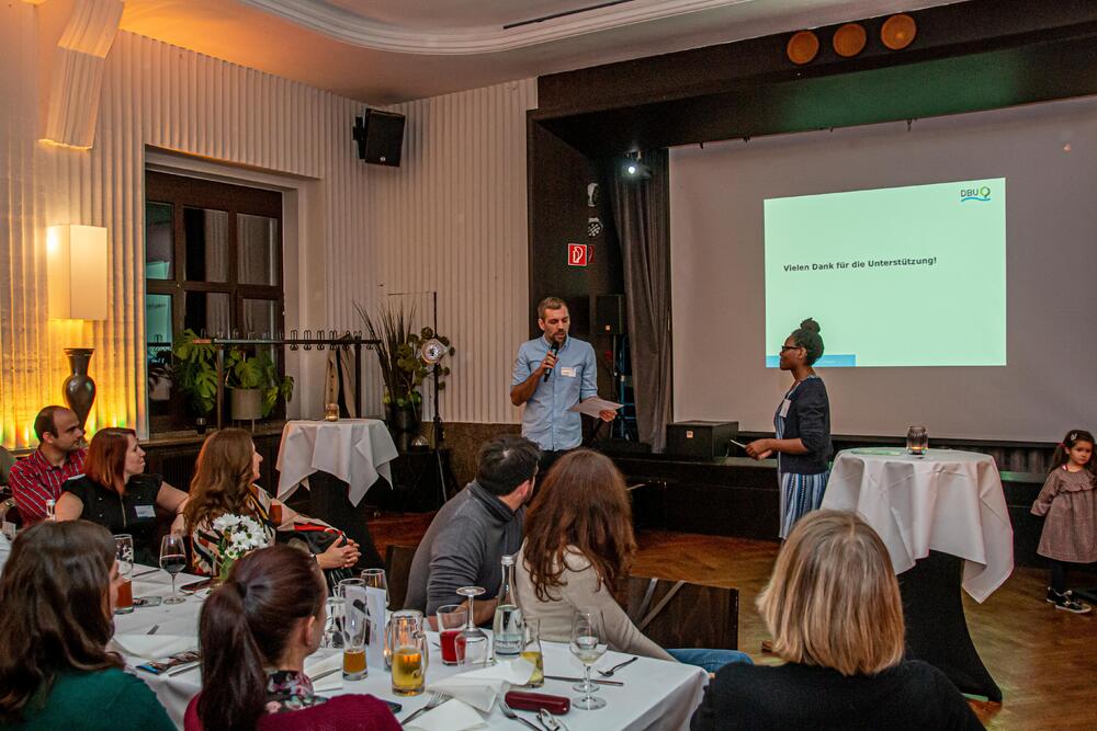 Beiratsmitglieder Dr. Michael Hohenadler und Dr. Kambulakwao Chakanga auf dem Stipendiaten- und Alumni-Treffen 2019 in Mannheim  © DBU, Andreas Dannhauer
