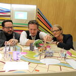 Risiken und Nebenwirkungen für Mensch und Planeten im Blick: Dr. Eckart von Hirschhausen (Mitte) mit Dr. Lilian Busse (UBA) und DBU-Generalsekretär Alexander Bonde in der neuen Ausstellung © Prof. Dr. Markus Große Ophoff (DBU)