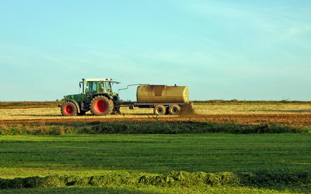 Gülleaustrag  © Karl-Heinz Altmann/piclease
