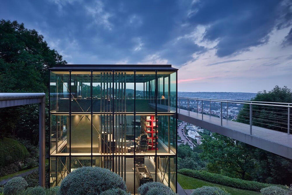 Das Objekt des Architekten Werner Sobek wurde 2000 erbaut. Es wurde als emmissionsfreies und energetisch autarkes Gebäude entworfen. © https://www.wernersobek.de/projekte/focus-de/design-de/r128/