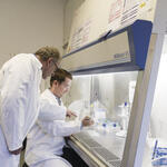 Professor Dr. Klaus Kümmerer und sein Mitarbeiter Dr. Christoph Leder (re.) im Labor &copy; Leuphana/Patrizia Jäger