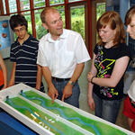 Gruppe an Hochwasserwippe &copy; Michael Münch, Georgsmarienhütte