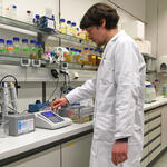 Bestimmung von Phosphor im Labor &copy; Christine Süring/UFZ