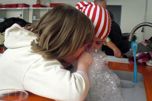 Sehen Sie selbst... &copy; Olga Theisselmann/ Kinderforscherzentrum Helleum