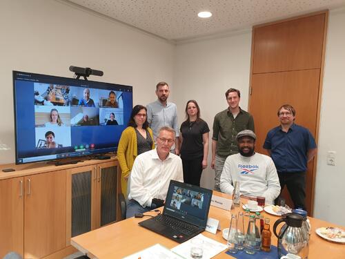 Alumni-Beiratssitzung April 2022 (vorne von links nach rechts Dr. Maximilian Hempel, Ebuka Nwosu, hinten von links nach rechts Dr. Jenny Lay-Kumar, Dr. Michael Hohenadler, Dr. Nadine Austel, Simon Mösch, Prof. Dr. Dirk Tischler, auf dem Bi © DBU