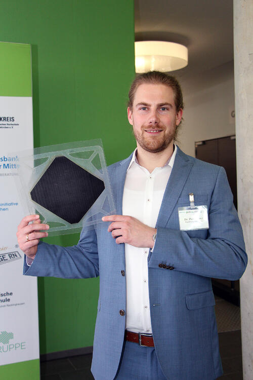 Dr. Pit Yannik Podleschny erhielt den „Preis für Mensch und Umwelt in der Region“ der AGR-Gruppe.  © WH/Barbara Laaser