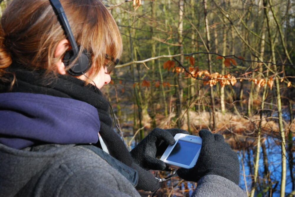 Besucherin unterwegs mit dem GPS-Guide 