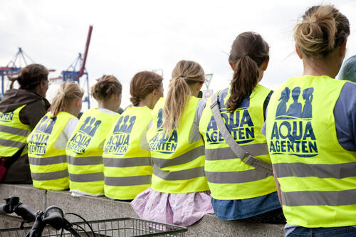 Mission Wasser: Die Aqua-Agenten untersuchen detektivisch Eigenschaften und Vorkommen des Wassers. Dabei kommen sie so manchem Geheimnis auf die Spur.  © AQUA-AGENTEN-Büro-C. Timmann