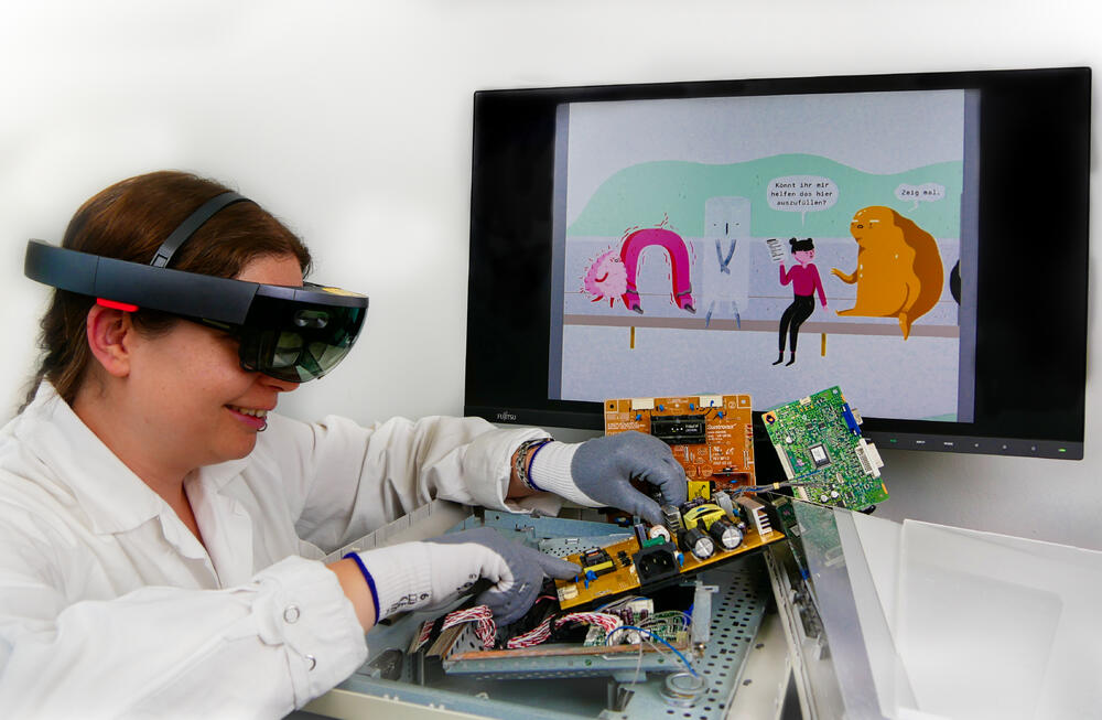 Schülerinnen, Schüler und Lehrkräfte begeben sich auf eine Art Stoffreise, bei der sie umweltkritische Rohstoffe, die in Flatscreens verbaut sind, kennenlernen. © AMU Universität Augsburg