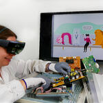 Schülerinnen, Schüler und Lehrkräfte begeben sich auf eine Art Stoffreise, bei der sie umweltkritische Rohstoffe, die in Flatscreens verbaut sind, kennenlernen. © AMU Universität Augsburg