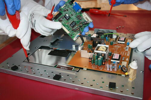 ... analysieren die Rohstoffe und untersuchen in Experimenten die Eigenschaften. © AMU Universität Augsburg