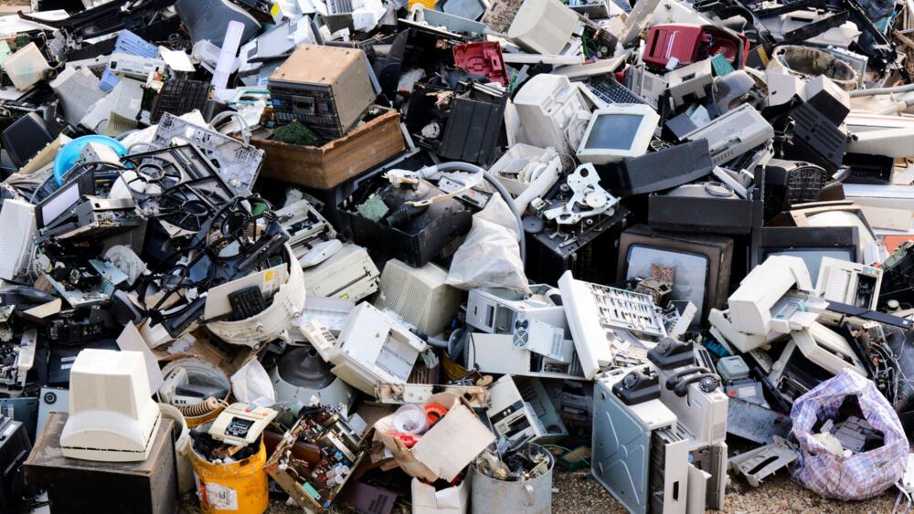 Die zunehmende Konsumorientierung in Kombination mit immer günstiger werdenden Elektronikgeräten verursacht ein starkes Ansteigen der globalen Menge an Elektroschrott.  © Canva