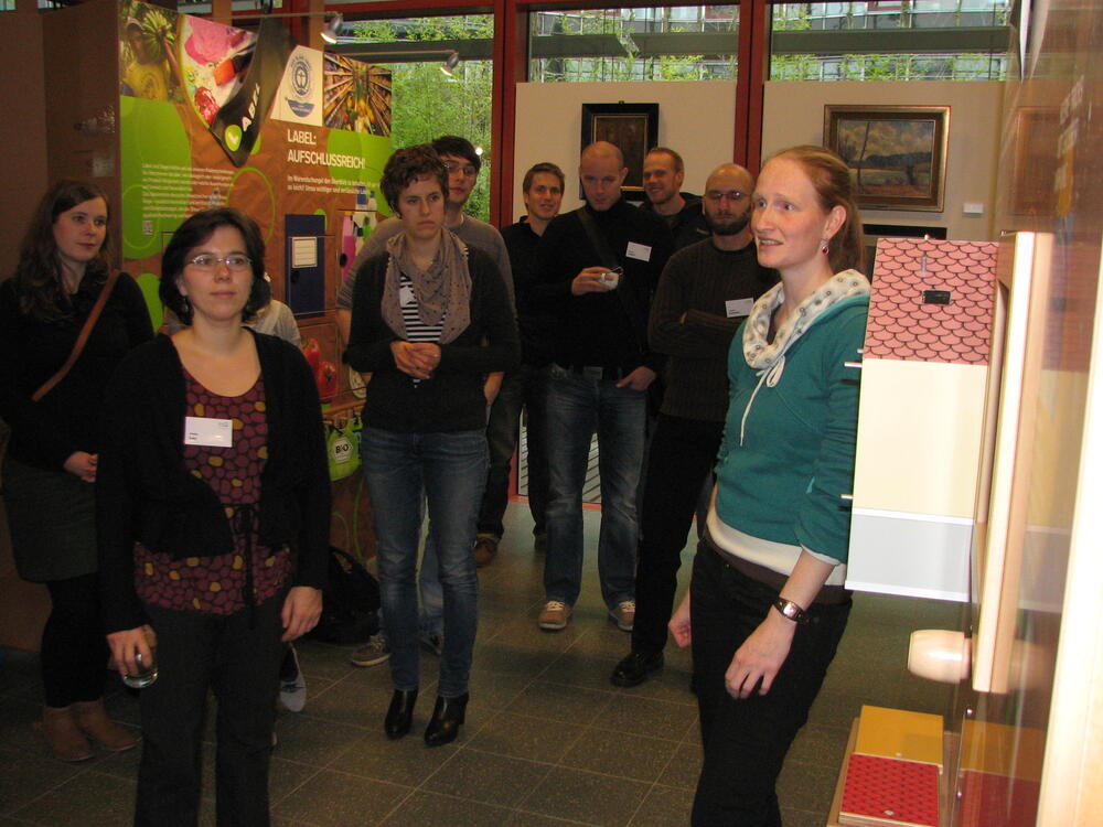 Einführungsseminar Dezember 2013: Führung durch die DBU-Ausstellung „KonsumKompass