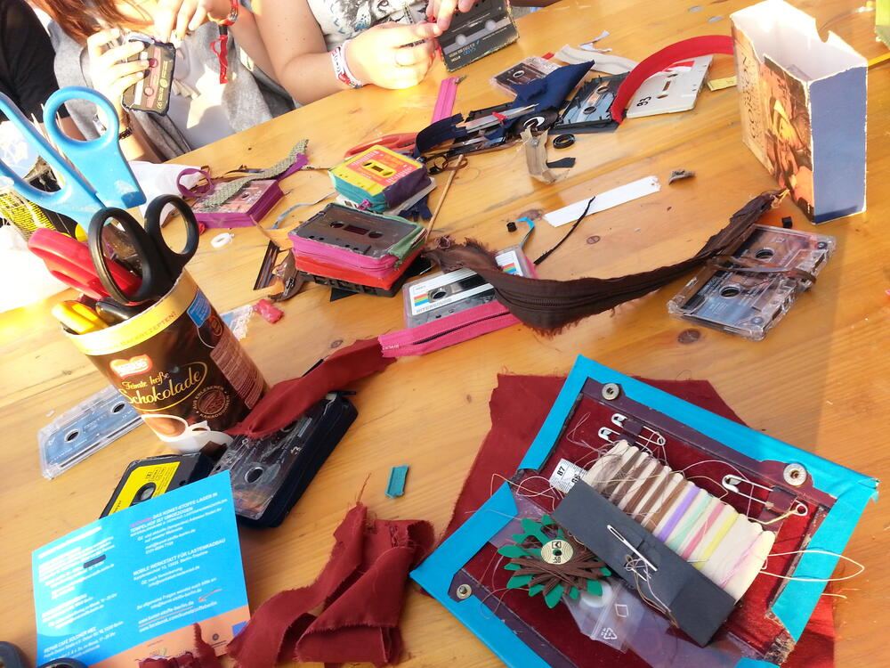 WIR-wiederverwenden © KUNST-STOFFE – Zentralstelle für wiederverwendbare Materialien – e.V.