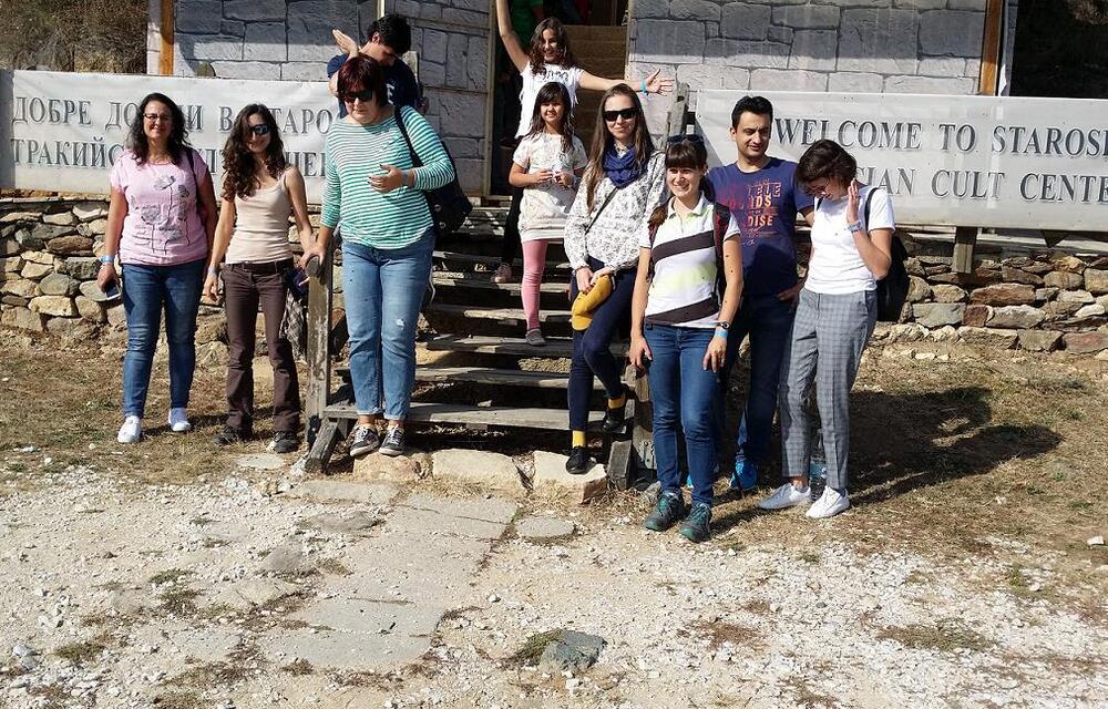 Teilnehmerinnen und Teilnehmer vor dem Thrakischem Tempel-Komplex bei Starosel  © Deutsche Bundesstiftung Umwelt, Christiane Grimm
