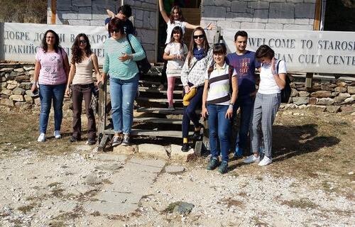 Teilnehmerinnen und Teilnehmer vor dem Thrakischem Tempel-Komplex bei Starosel  © Deutsche Bundesstiftung Umwelt, Christiane Grimm