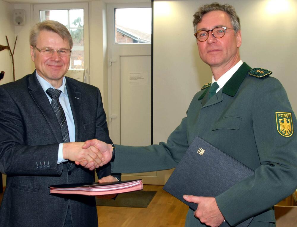 Dr. Heinrich Bottermann (links), DBU-General­sekretär und Geschäftsführer der DBU Naturerbe GmbH mit Gunther Brinkmann, Geschäfts­bereichsleiter Bundesforst 