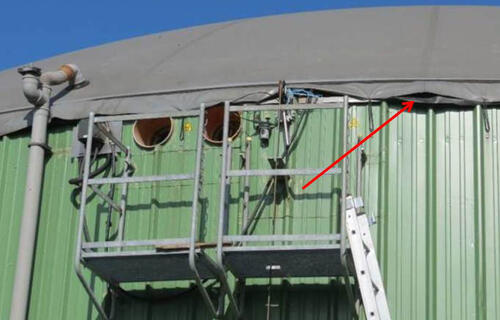Beispiel für eine Gasleckage am Übergang Foliendach/Seitenwandeines Fermenters 