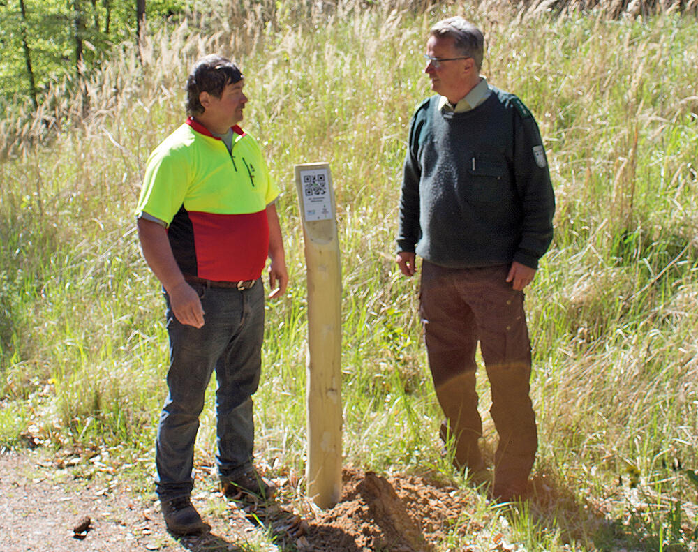 Montage der QR-Codes am Wegesrand  