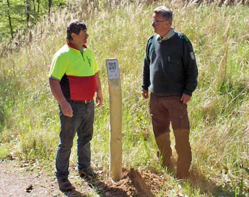 Montage der QR-Codes am Wegesrand  