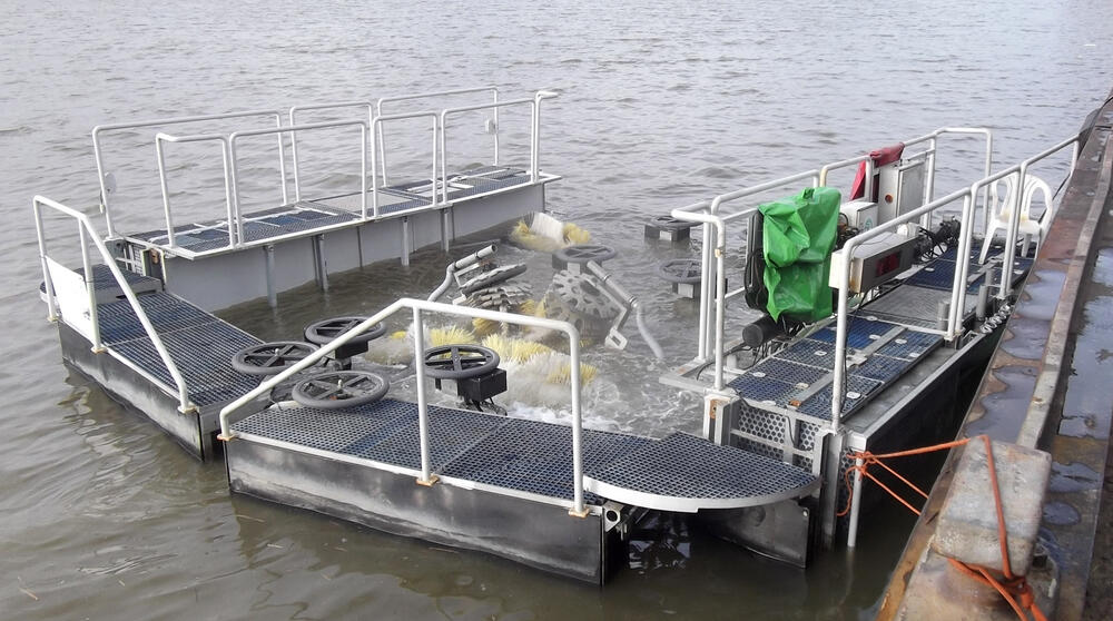 Rotierende Bürsten reinigen den Schiffsrumpf 