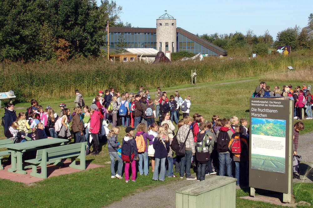 Natureum: Freigelände mit Haus und Gruppe &copy; Natureum Niederelbe und Elbe-Küsten-Park
