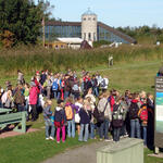 Natureum: Freigelände mit Haus und Gruppe &copy; Natureum Niederelbe und Elbe-Küsten-Park