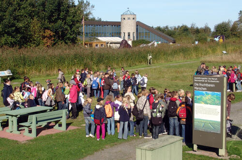 Natureum: Freigelände mit Haus und Gruppe &copy; Natureum Niederelbe und Elbe-Küsten-Park