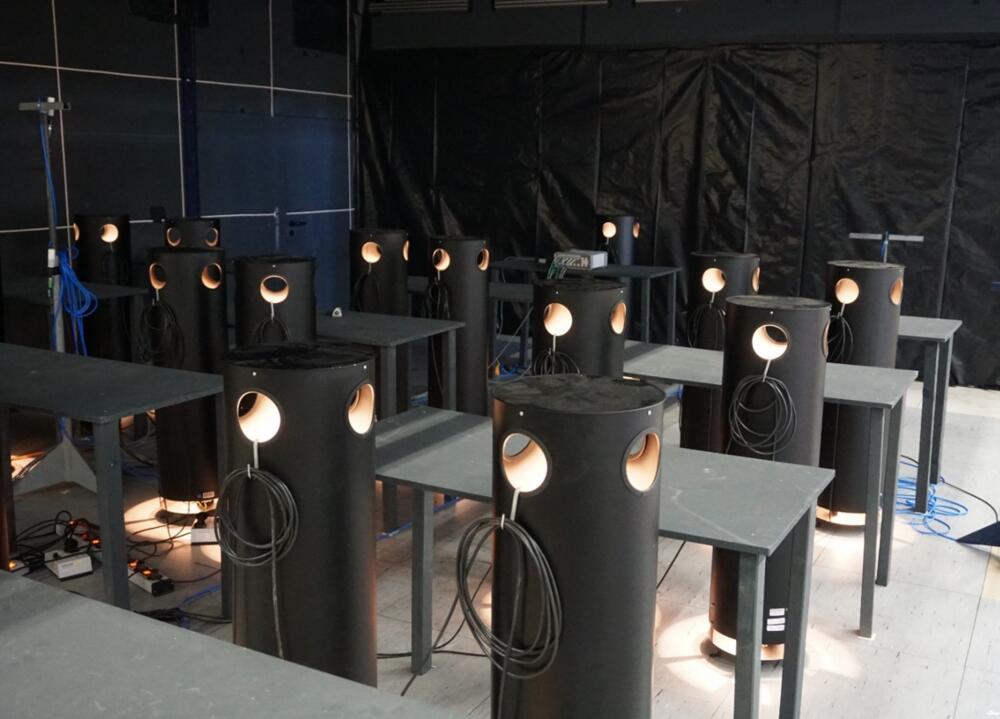 Kühllast-Simulatoren (Wärmequellen, Schülerinnen und Schüler sowie Lehrkraft) im Klassenraum sowie Messstative für Behaglichkeitsmessungen © IGTE/Universität Stuttgart, LTG AG
