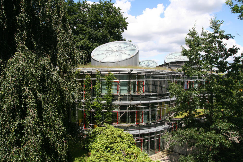 Das DBU-Verwaltungsgebäude im Sommer (Seitenansicht) 