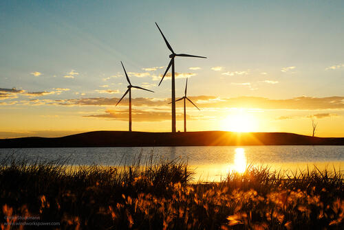 Sonnenuntergang hinter Windenergieanlagen © Imke Stuckmann