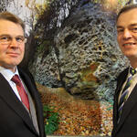 Über die Auswirkungen des Flächenverbrauchs und den Stellenwert nachhaltigen Konsums diskutierten NRW-Umweltminister Johannes Remmel (r.) und DBU-Generalsekretär Dr. Heinrich Bottermann in Osnabrück. 