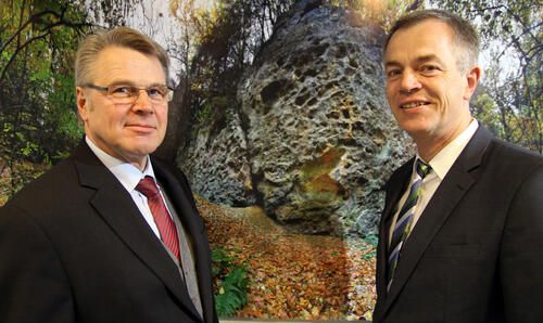 Über die Auswirkungen des Flächenverbrauchs und den Stellenwert nachhaltigen Konsums diskutierten NRW-Umweltminister Johannes Remmel (r.) und DBU-Generalsekretär Dr. Heinrich Bottermann in Osnabrück. 
