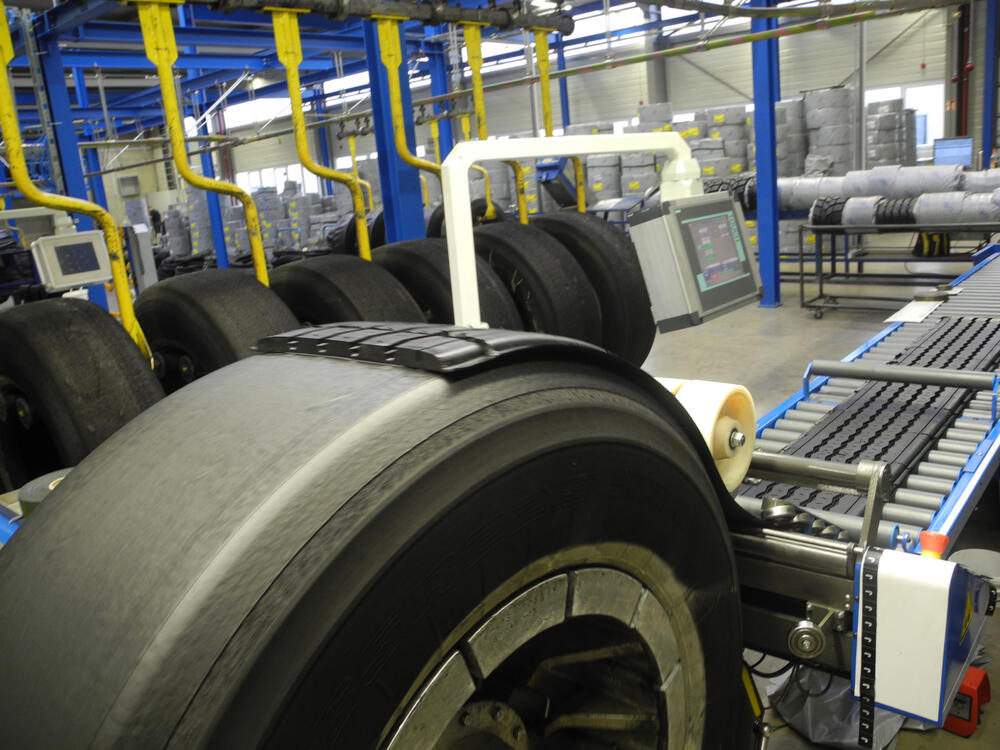 Runderneuerung: Auf abgefahrene Reifen wird eine neue Laufflächenmischung aufgetragen. © Bandag