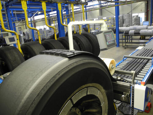 Runderneuerung: Auf abgefahrene Reifen wird eine neue Laufflächenmischung aufgetragen. © Bandag