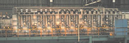 Banddurchlaufofen in der Stahlindustrie: Durchsatz rund 450.000 Tonnen pro Jahr, Erdgasverbrauch 1.300 Kubikmeter pro Stunde, Beheizung teilweise mit Strahlrohren, Temperaturen zwischen 600 °C und 1.000 °C © VDEh-Betriebsforschungsinstitut GmbH / Kanthal GmbH / WS Wärmeprozesstechnik GmbH / thyssenkrupp Steel Europe AG