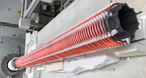 Aufbau der elektrischen Beheizung: Flammrohr mit helixförmiger Aufwicklung des Heizdrahts mit keramischen Abstandshaltern zur gleichmäßigen Wärmeabgabe © VDEh-Betriebsforschungsinstitut GmbH / Kanthal GmbH / WS Wärmeprozesstechnik GmbH / thyssenkrupp Steel Europe AG