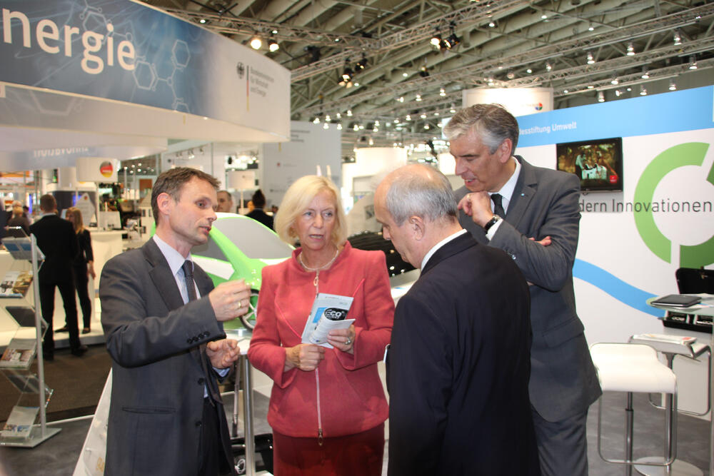 Standleiter Ulf Jacob (DBU), Bundesbildungsministerin Prof. Dr. Johanna Wanka, VDI-Direktor Ralph Appel und Dr.-Ing. Udo Ungeheuer (VDI-Präsident) am DBU-Stand im Gespräch (v.l.n.r.). 