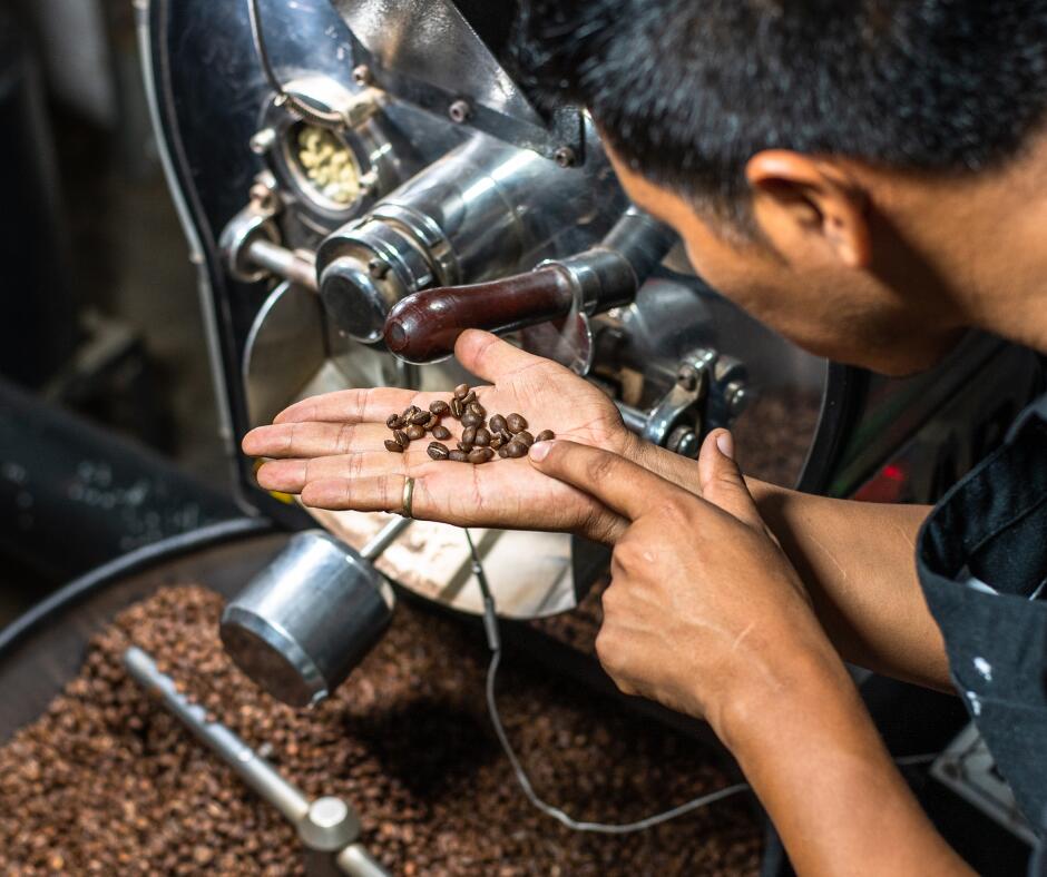 fünf Prozent Fehlröstungen, präzise Röstung, Geschmackspotenzial eines Kaffees, Fehlchargen.  © Canva