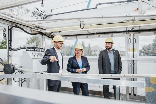 Bundesumweltministerin Svenja Schulze und DBU-Generalsekretär Alexander Bonde (r.) informieren sich bei WP Systems Geschäftsführer Ole Renner (l.) © BMU/Sascha Hilgers